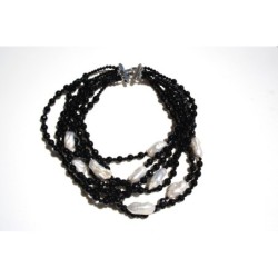 Collana multifilo con onice sfaccettato e perle di acqua dolce.  Chiusura in argento 925