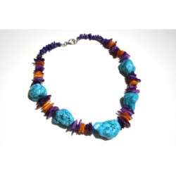 Collana con sassi di pasta di turchese, chips di ametista e chips di agata. Chiusura in argento 925.