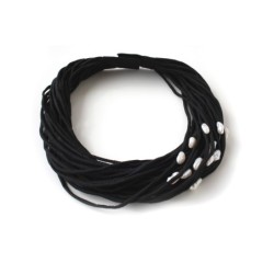 Collana multifilo di seta 100% con perle di acqua dolce.