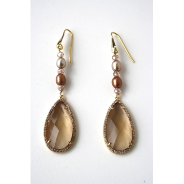 Orecchini con un cristallo champagne, swarovski e perle di acqua dolce champagne e bronzo. Monachella in argento placcat