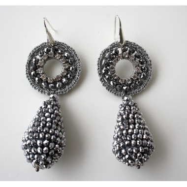 Orecchini con goccia di cristalli swarovski e  macramà  con strass. Monachella in argento 925