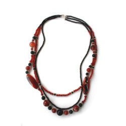 Collana a 3 fili con corniola e onice, con intermezzi di cristalli swarovski.  Chiusura in argento 925