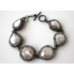 Bracciale in argento 925 con  perle di acqua dolce montate con cristalli swarovski di alta qualità .