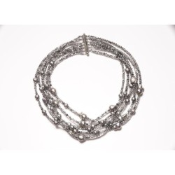 COLLANA MULTIFILO CON PERLE DI ACQUA DOLCE COLOR ARGENTO E CRISTALLI SWAROVSKI. CHIUSURA IN ARG. 925