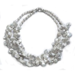 COLLANA A 2 FILI DI PERLE KESHI A FORMA DI PETALO. CHIUSURA IN ARGENTO 925.