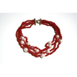 Collana a 4 fili di corallo del Mediterraneo e perle di acqua dolce.  Chiusura in argento placcato oro 18kt