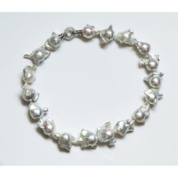 Collana di perle barocche. Elegante chiusura in arg. 925 rodiato e zirconi.