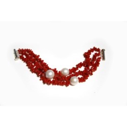 Bracciale a 3 fili con corallo del Mediterraneo e perle di acqua dolce.