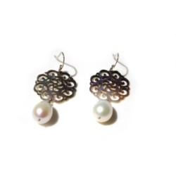 Orecchini con perle di acqua dolce e madreperla. Monachella in argento 925