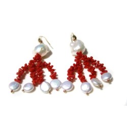 Orecchini con corallo del Mediterraneo e perle di acqua dolce. Monachella in argento placcato oro 18kt
