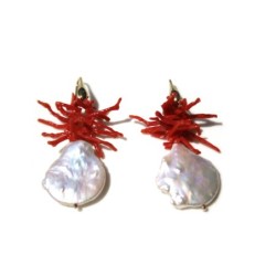 Orecchini con  corallo del Mediterraneo e perle di acqua dolce. Monachella in argento placcato oro 18kt