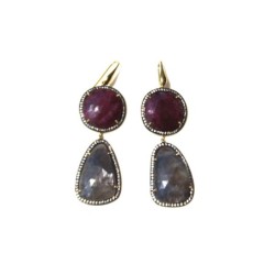 Orecchini di zaffiro grigio, zaffiro rosa, zirconi e argento placcato oro 18kt. Monachella in argento placcato oro 18kt.